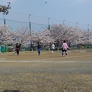 毎週土曜日 東京都町田市成瀬で年齢関係なく集まった皆で楽しくサッ...