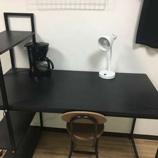 パソコンデスク、スタンドライト、チェアーもつけます！