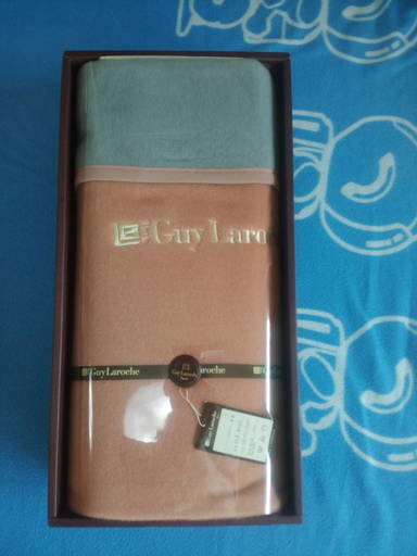 新品未使用 Guy Laroche Parisギラロッシュ　リバーシブルカラー毛布　ピンク＆青　掛け毛布　アクリル100％　シングル　140×200cm