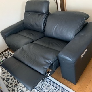 座面と背もたれが動くニトリの15万円の電動ソファーの画像