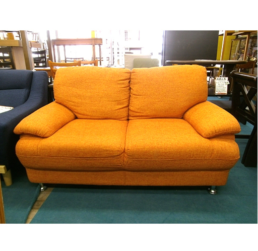 札幌【オレンジ色の2人掛け布製ソファ】幅141cm ファブリック カウチ ソファー 本郷通店