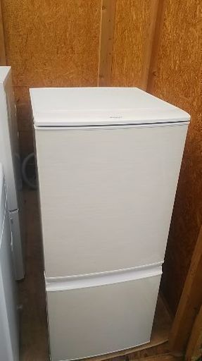 配達設置無料　美品　シャープ 137L ノンフロン冷凍冷蔵庫 つけかえどっちもドア