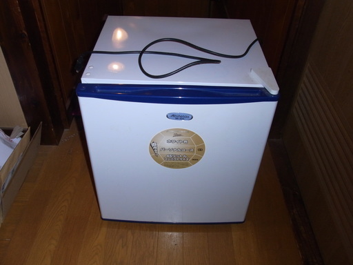 使用頻度低め・ミニ冷蔵庫・46L・凹み有り。
