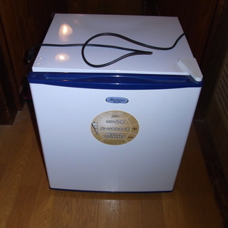 使用頻度低め・ミニ冷蔵庫・46L・凹み有り。