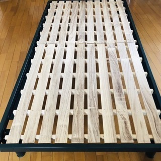 無印良品の組み立て式シングルベット スチール製