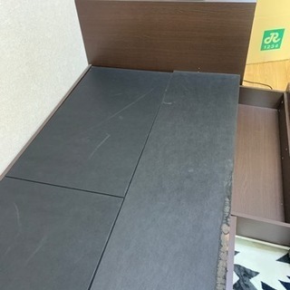 シンプルな収納付きベッドですもらってください