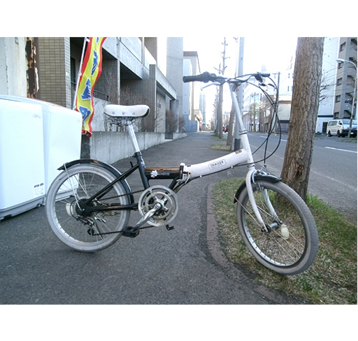 札幌【自転車 折りたたみ 20インチ】６段変速 ブラック＆ホワイト/黒＆白 折り畳み 折畳み 折畳 チャリ 本郷通店