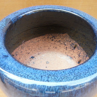 陶器製の火鉢の画像