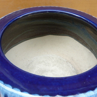 大きめの陶器製の火鉢・縦縞模様の画像