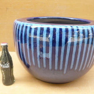 大きめの陶器製の火鉢・縦縞模様