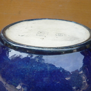 大きめの陶器製の火鉢・縦縞模様の画像