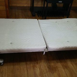 折りたたみベッドの画像
