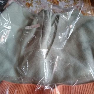 女性セーター色違いセットの画像