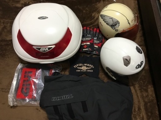 GIVIのリアボックスとインディアンモータースのヘルメット