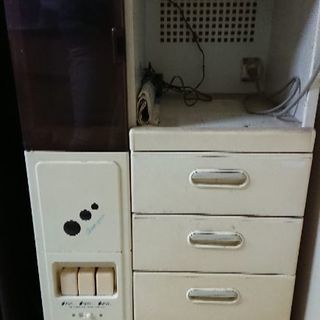 米びつ付きキッチンラック。