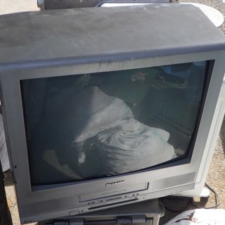 【取りに来てくれる方に差し上げます】シャープ製２１型テレビデオ
