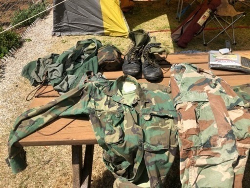 米軍払下げ品の迷彩服上下、 ベスト、水筒、長靴