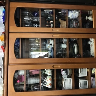 食器棚   使用中の為中身が入っておりすみません。