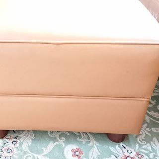 カリモク　本革製のオットマン　ライトブラウン 木製足つき　４７ｃ...