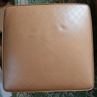 カリモク　本革製のオットマン　ライトブラウン 木製足つき　４７ｃｍｘ４４ｃｍｘ高さ３０ｃｍの画像