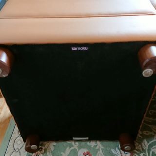 カリモク　本革製のオットマン　ライトブラウン 木製足つき　４７ｃｍｘ４４ｃｍｘ高さ３０ｃｍの画像