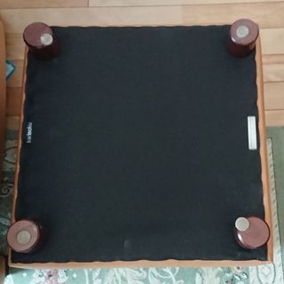 カリモク　本革製のオットマン　ライトブラウン 木製足つき　４７ｃｍｘ４４ｃｍｘ高さ３０ｃｍの画像