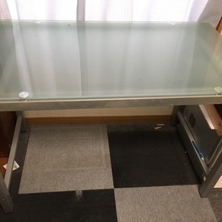 値下げしました！！ガラスデスクの画像