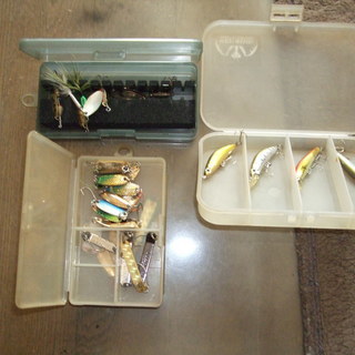 (交渉中)ルアーロッド2本譲ります！掲示金額でルアーもつけます（錆びてるのもありますがm(_ _)m）の画像