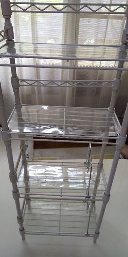 白の金属ラック四段