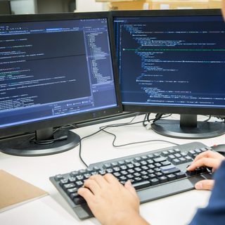 【上場準備中！！】海外の最先端の技術に触れながら最先端システム作...