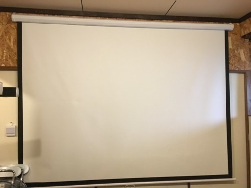 スクリーン、プロジェクター、DVDプレイヤー、スピーカー