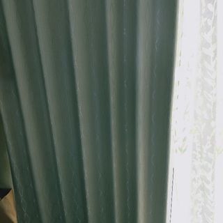 上品なアイボリーのカーテン