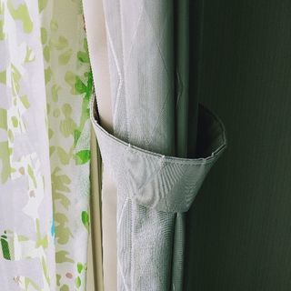 上品なアイボリーのカーテンの画像