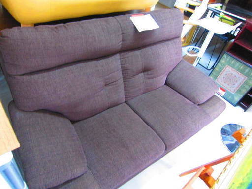 リサイクルショップのダイトーです。お持ち帰り価格　ゆったりひじ掛け付き2.5人用ソファー　ダークブラウン