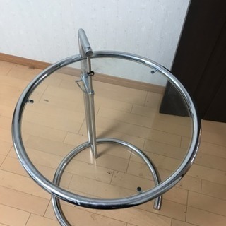 透明のサイドテーブル