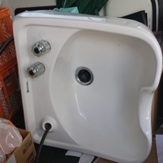 壁に取り付けるタイプのシャンプーブースになります、なおイスはつい...