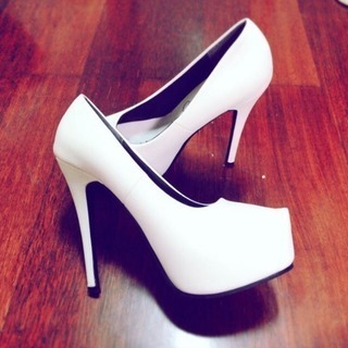 パンプス ヒール 白の画像