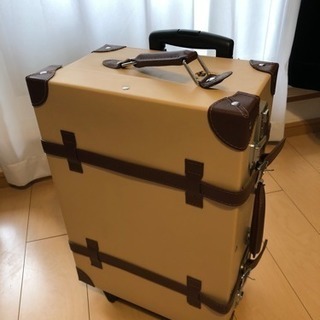 カワイイけど一部破損したトランクケース