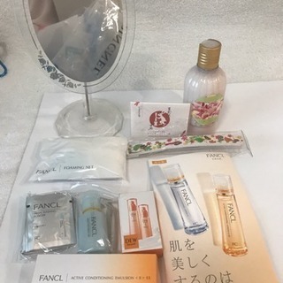 美容雑貨、鏡、あぶらとり紙、FANCL一式。他