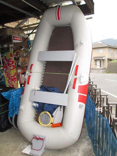 最終価格！中古ゴムボート(直接引取り限定）フットポンプにヒビ割れアリの為25000円に値引きします