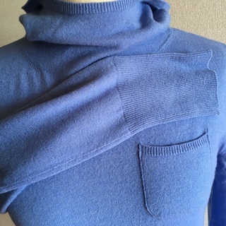 パウダーブルーフード付きセーター　１１号（K.T.）の画像