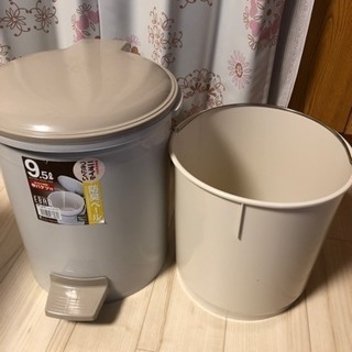 消臭ペール(フタ付きゴミ箱)の画像