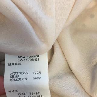 ドット柄ベージュワンピースの画像