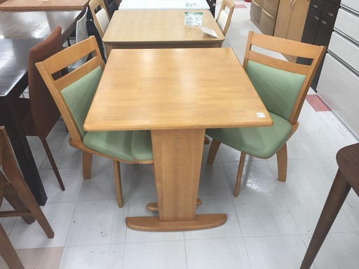 取りに来ていただける方限定！ベンチ収納式ダイニング4点セットのご紹介です！