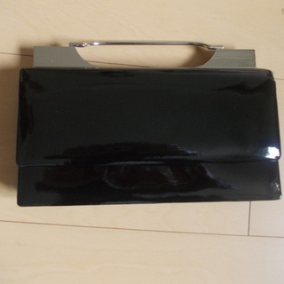 エナメルのハンドバッグ