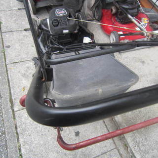自走芝刈り機5馬力バケット付きの画像