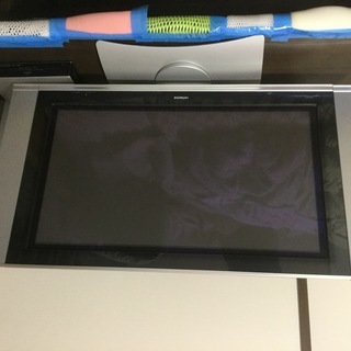 プラズマTVと長椅子