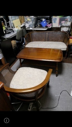 イス、テーブルのセットになります。