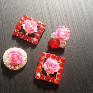 ４個セット ネイルパーツ デコパーツ ３Ｄ パーツ バラ チャーム 薔薇 赤 レッド ストーン ビジューの画像