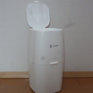 値下げ！いぬ用トイレバケツ　パッドロッカー本体と新品カートリッジ１個付き (本体にも途中使用ですがカートリッジが付いています。)の画像